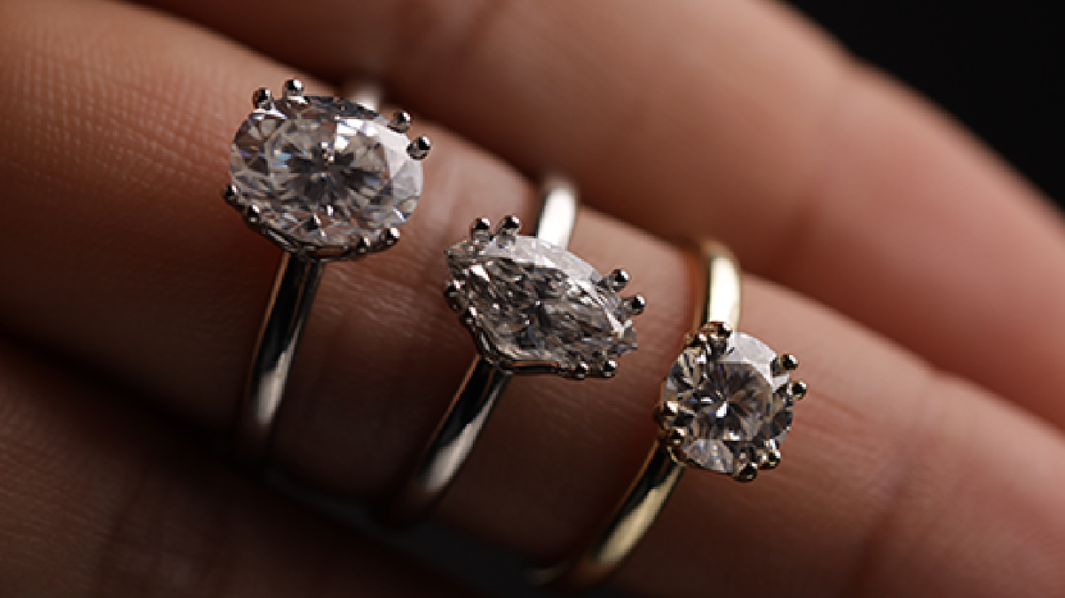 ¿Qué tipo de anillo hace lucir más largas las manos? Guía para elegir el diseño ideal
