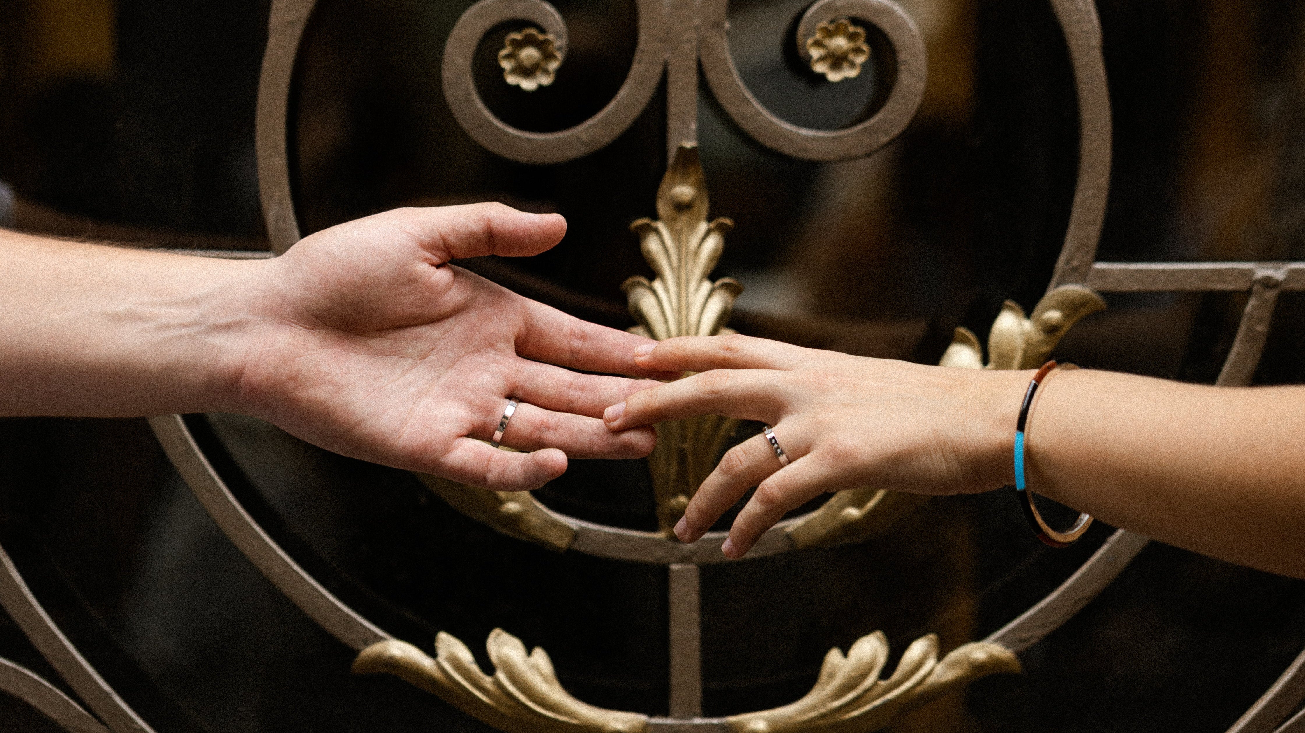 ¿Argollas iguales o diferentes? Guía para parejas modernas