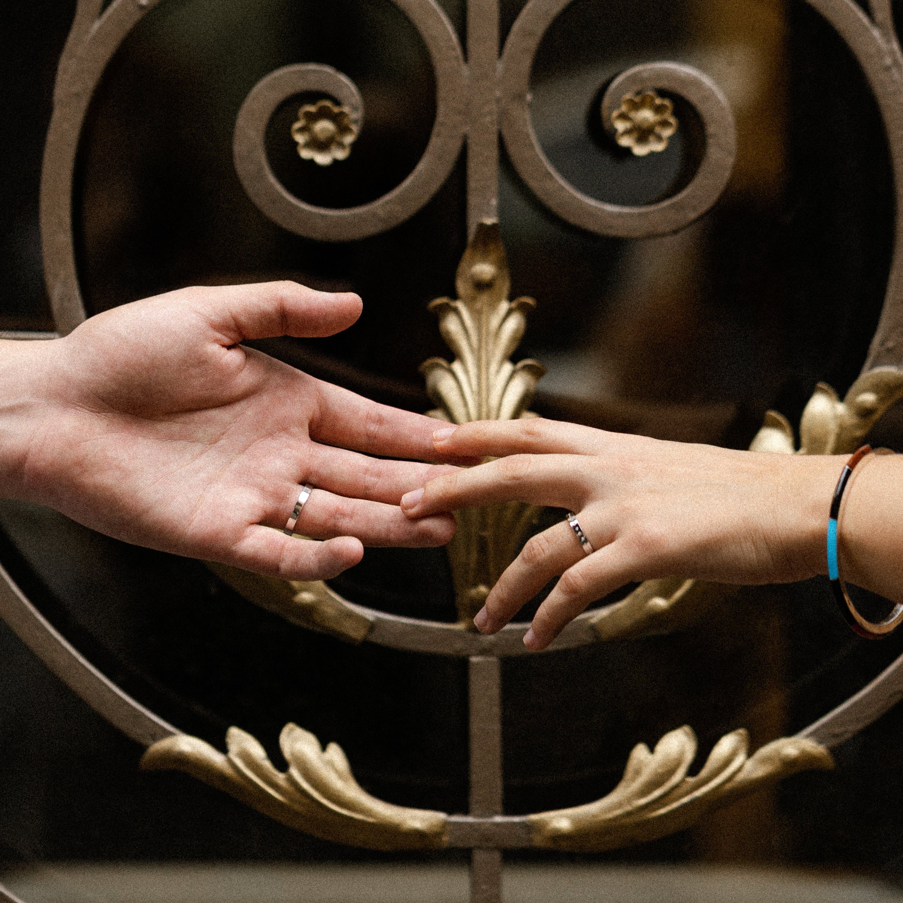 ¿Argollas iguales o diferentes? Guía para parejas modernas