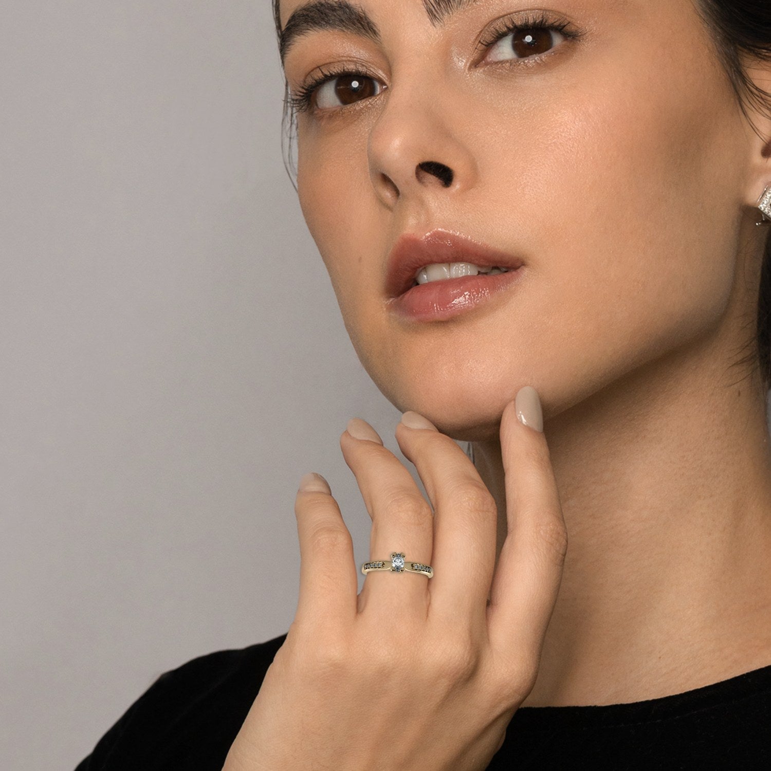 Promesa Camino corte marquesa en oro amarillo, puesto en la mano