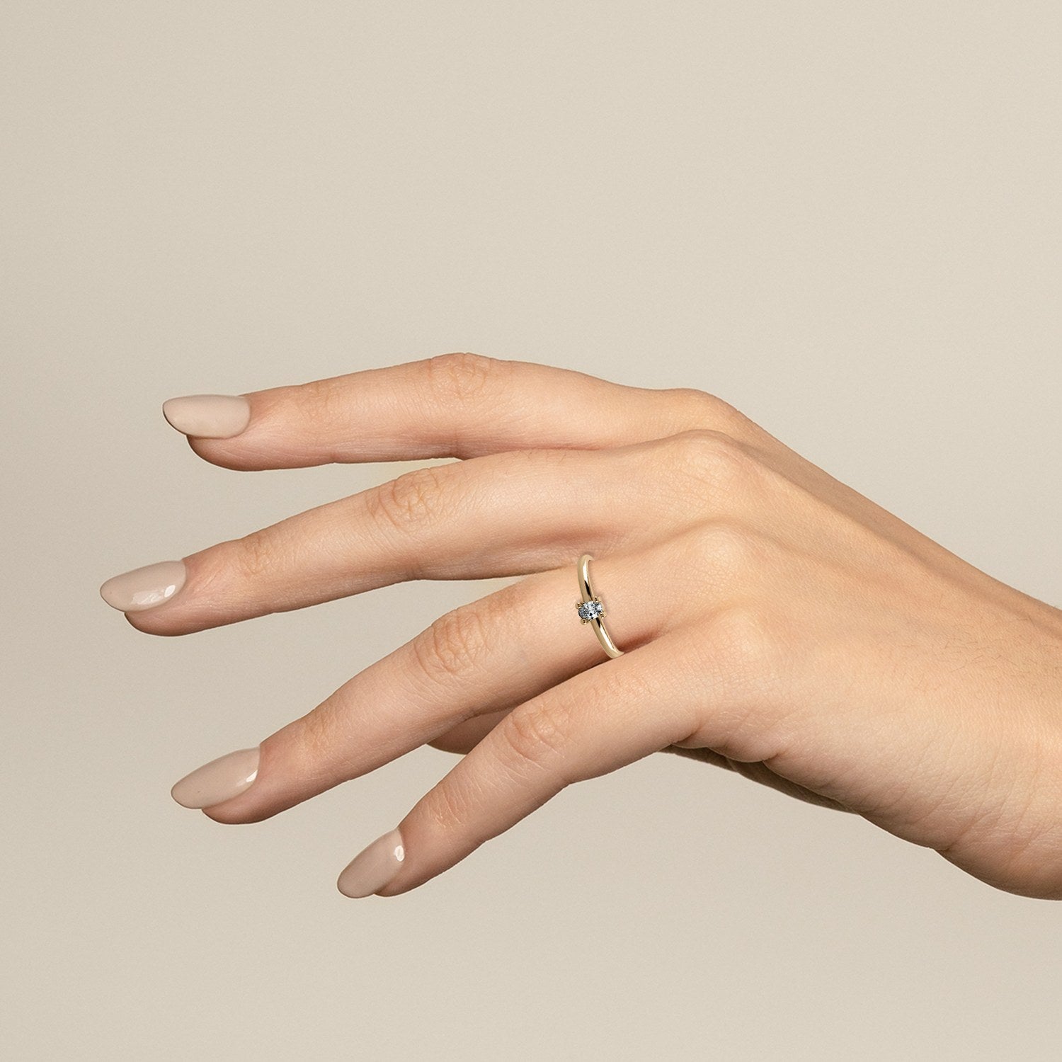Promesa Clásico corte oval en oro amarillo, puesto en la mano