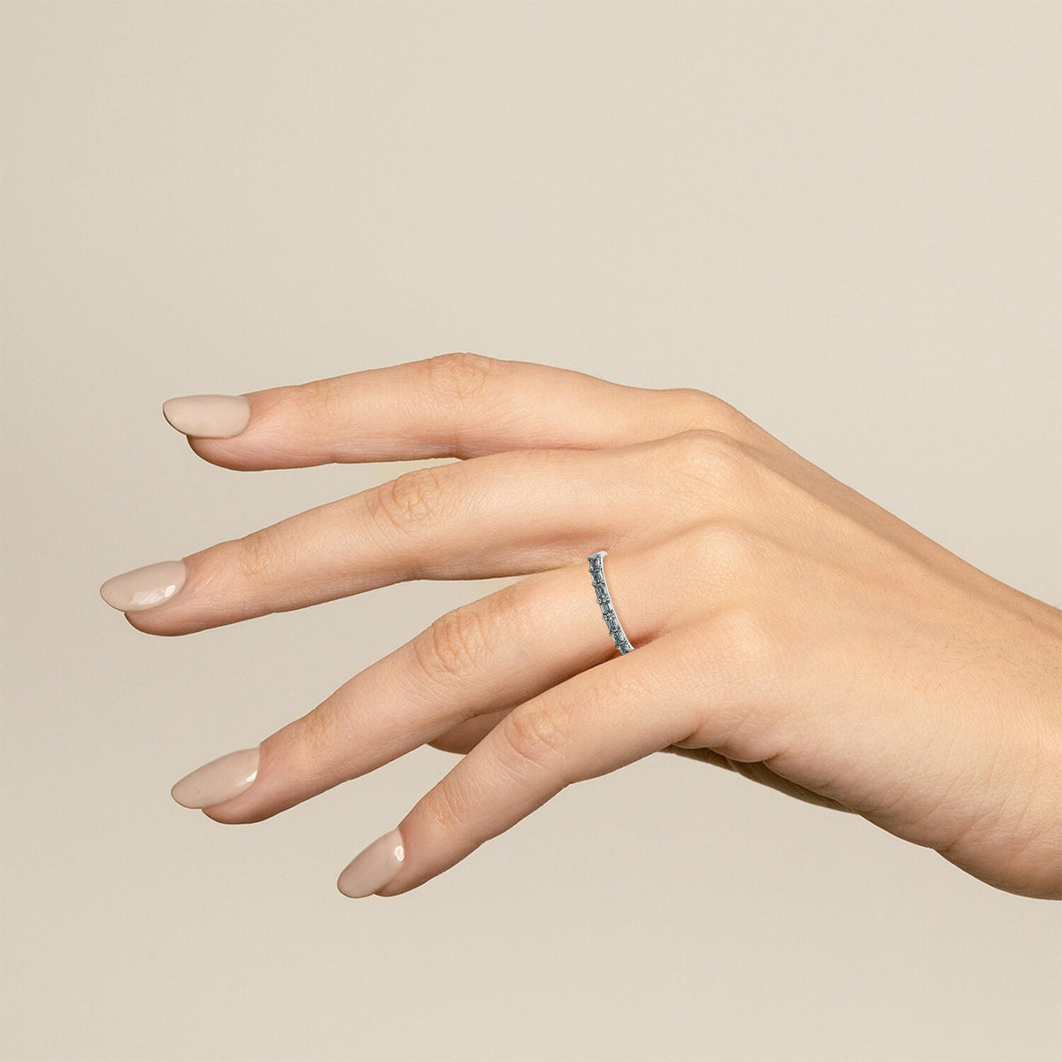 Churumbela Baguette (CH1031) en oro blanco, en la mano