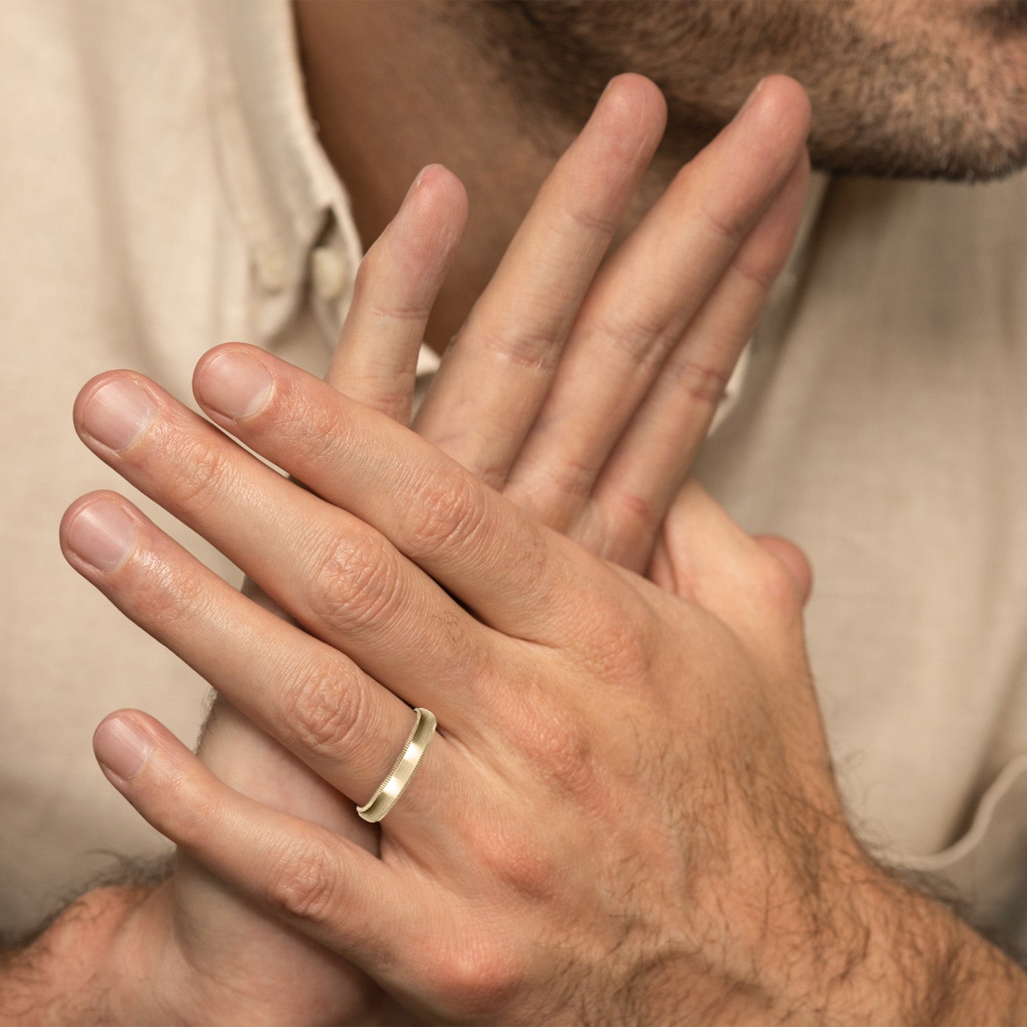 Argolla Listón Confort Rellena 4mm Lisa en oro amarillo