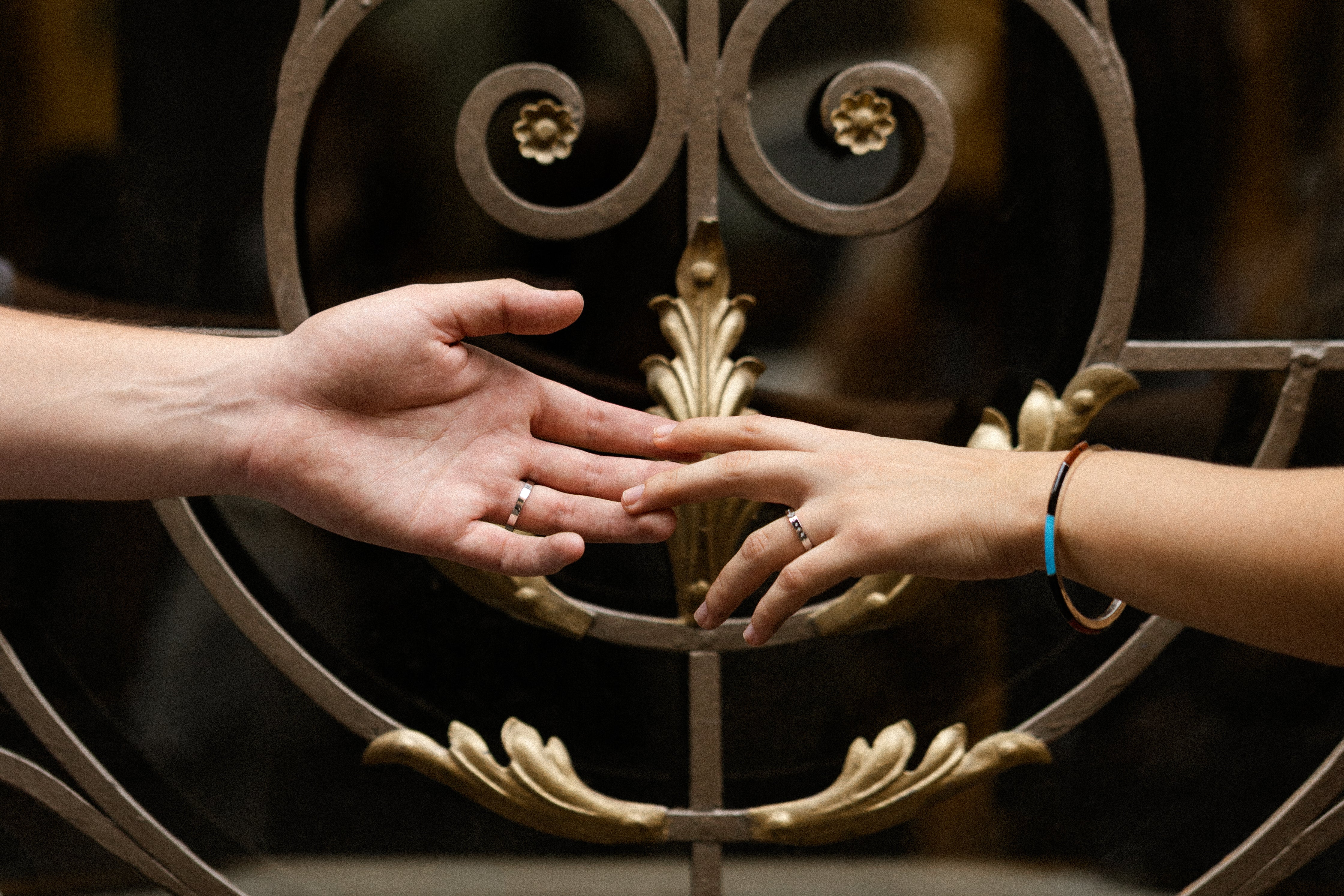 ¿Argollas iguales o diferentes? Guía para parejas modernas