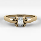 Promesa Alba corte esmeralda en oro amarillo, vista frontal