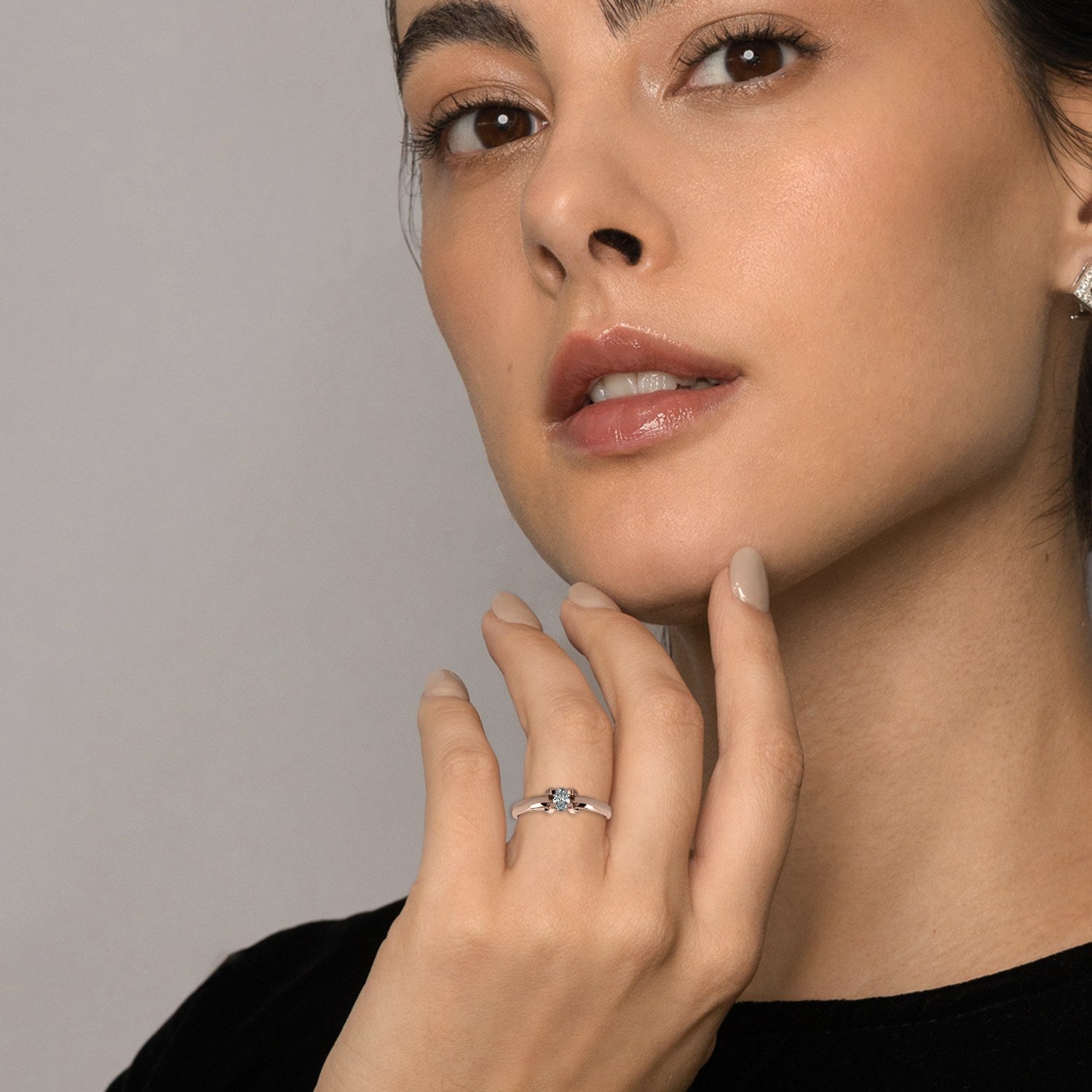 Promesa Alba corte oval en oro rosa, puesto en la mano