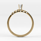 Promesa Lazo corte oval en oro amarillo, vista de canto