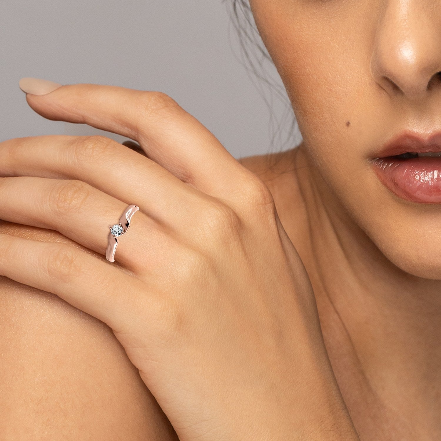 Promesa Armonía corte redondo en oro rosa, puesto en la mano