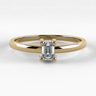 Promesa Clásico corte esmeralda en oro amarillo, vista frontal