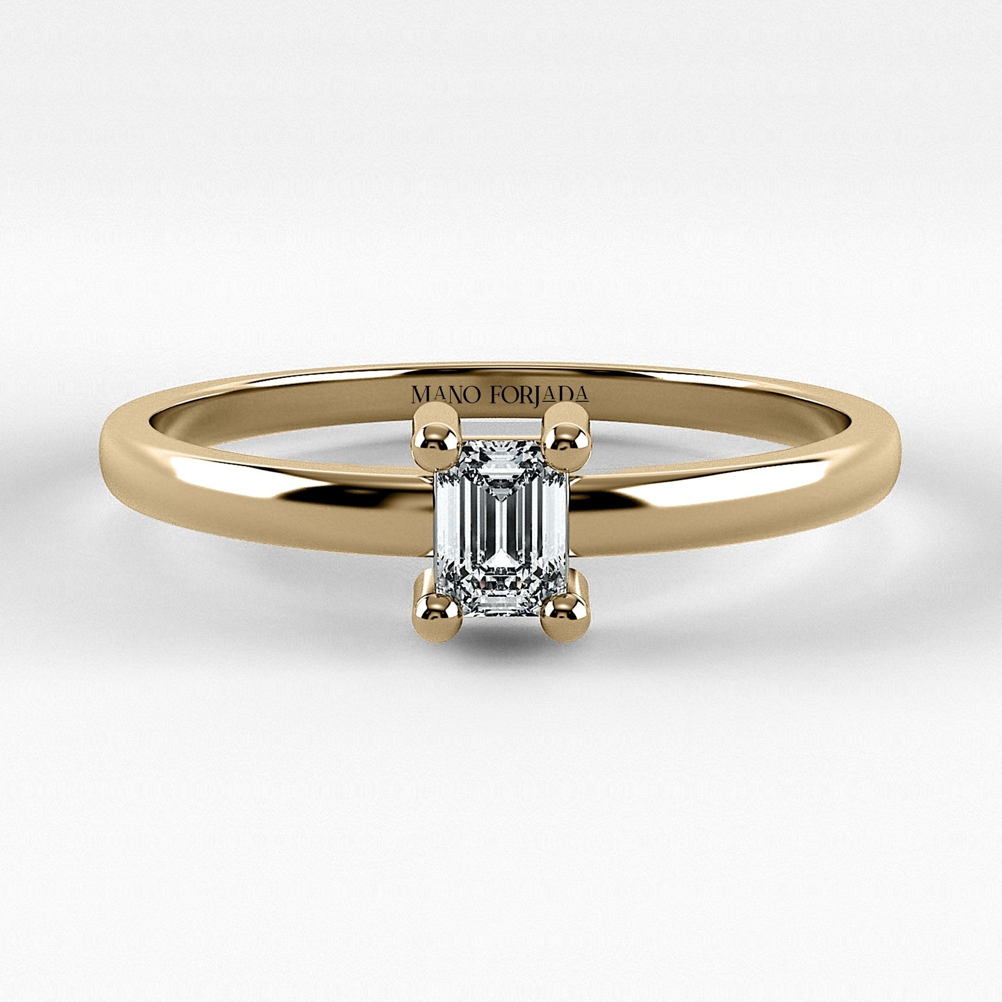Promesa Clásico corte esmeralda en oro amarillo, vista frontal
