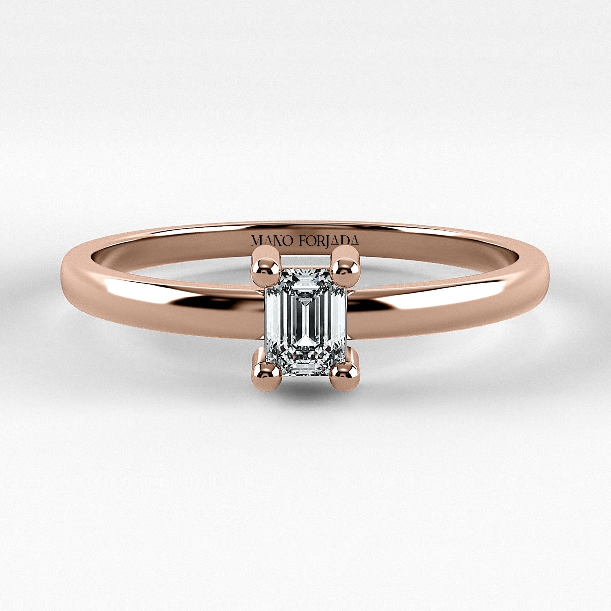 Promesa Clásico corte esmeralda en oro rosa, vista frontal