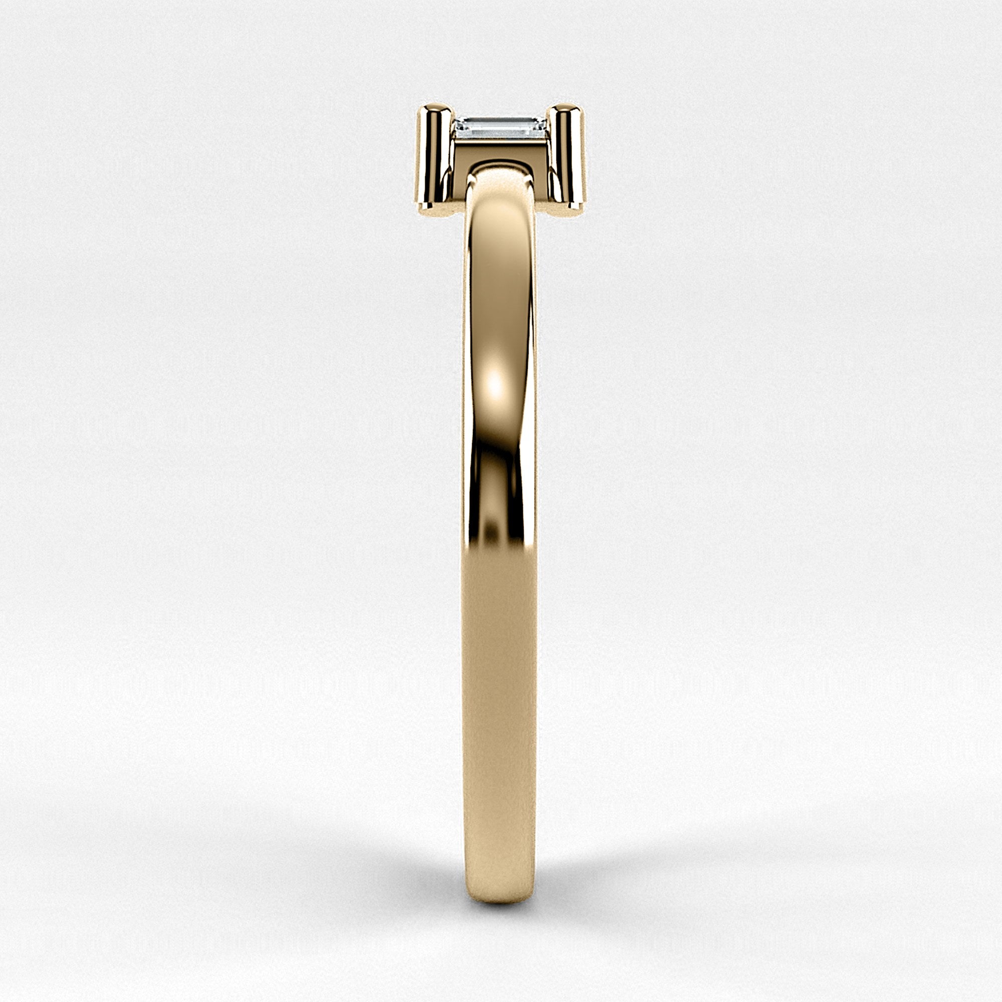 Promesa Clásico corte esmeralda en oro amarillo, vista de perfil