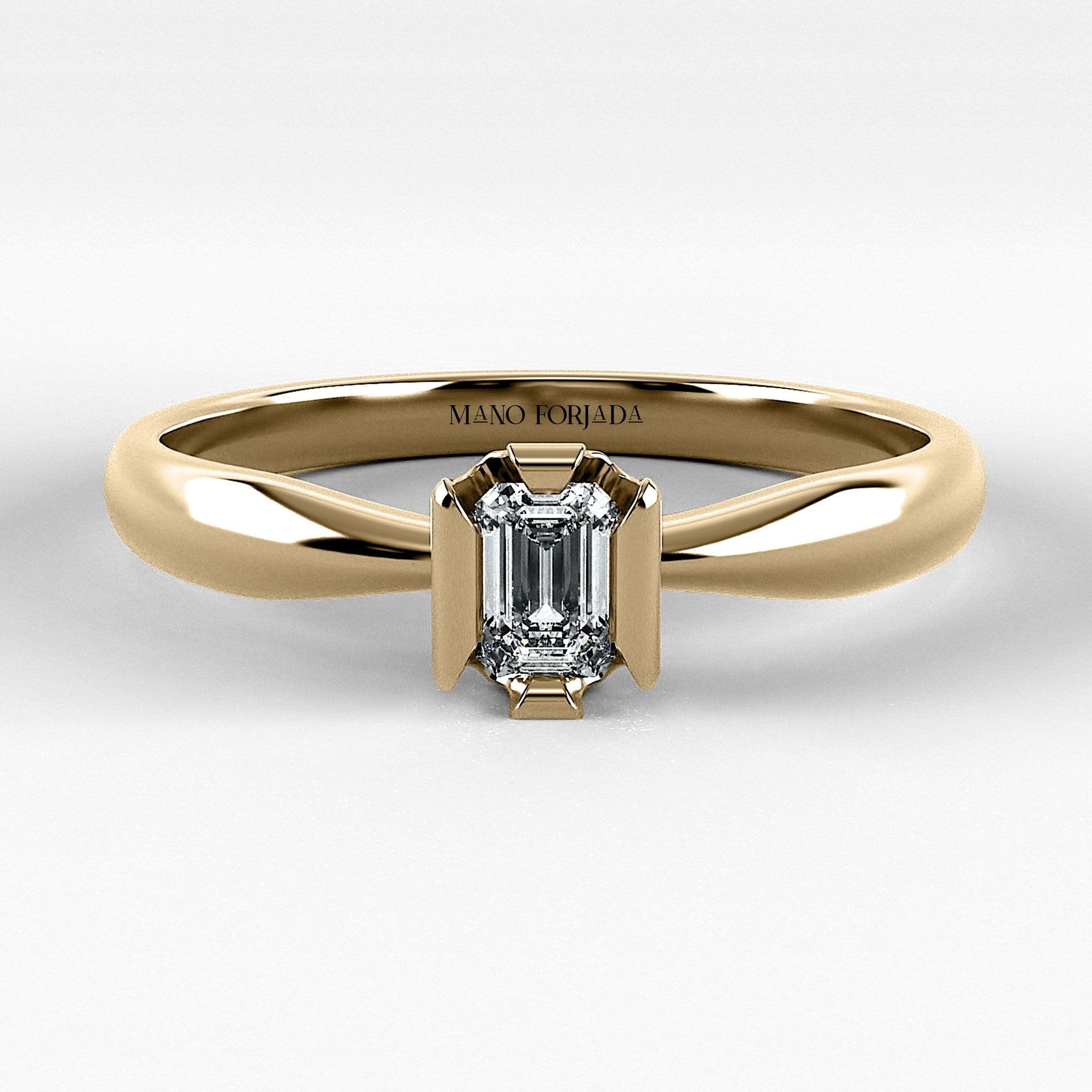 Promesa Impulso corte esmeralda en oro amarillo, vista frontal