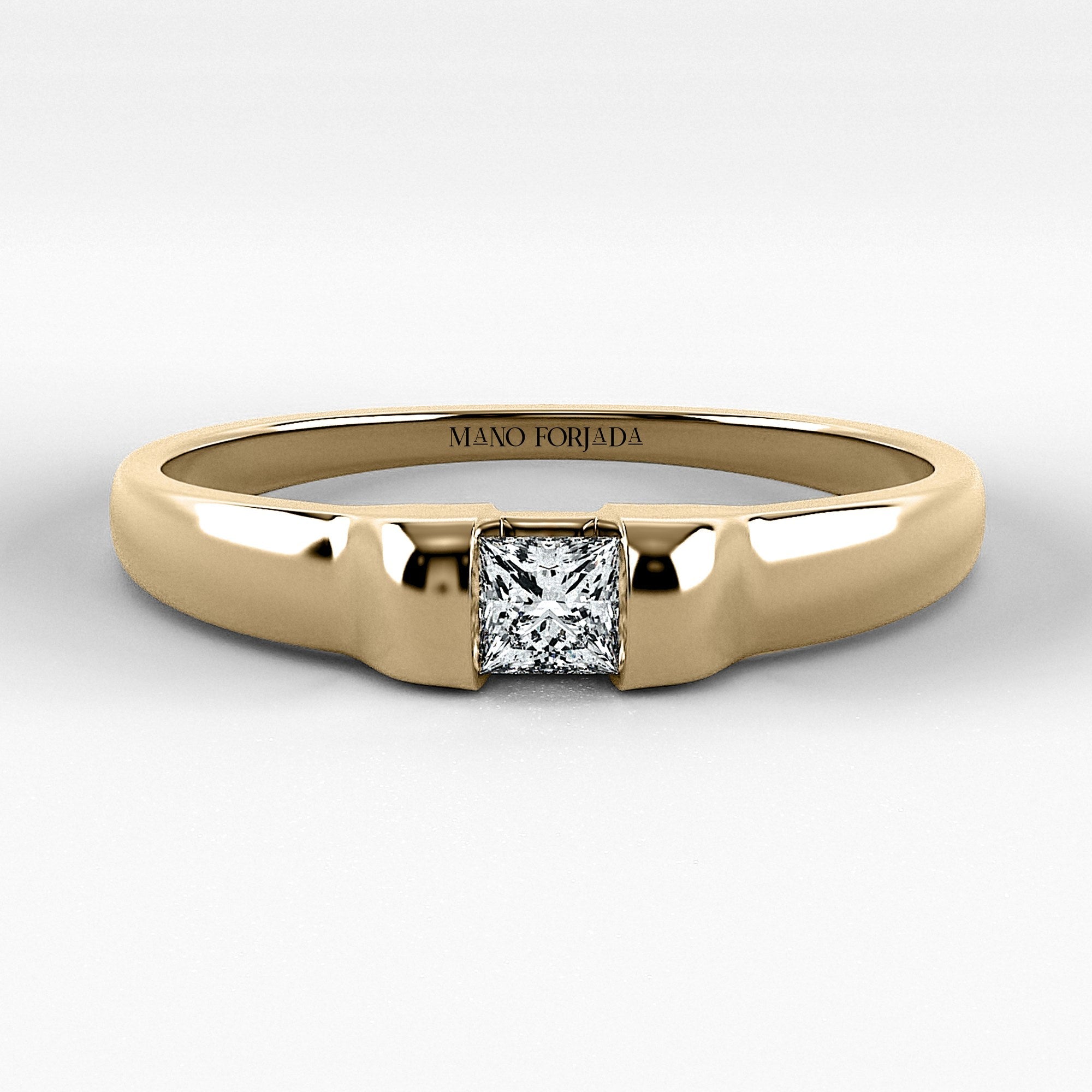 Promesa Sólido corte princesa en oro amarillo, vista frontal