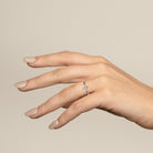 Promesa Destello corte marquesa en oro rosa, puesto en la mano