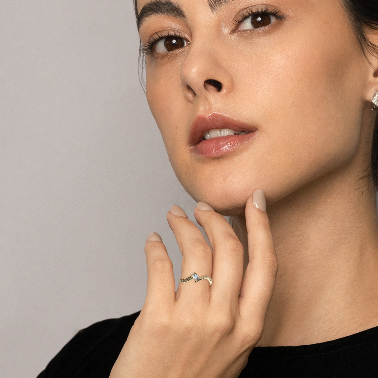 Promesa Brisa corte marquesa en oro amarillo, puesto en la mano