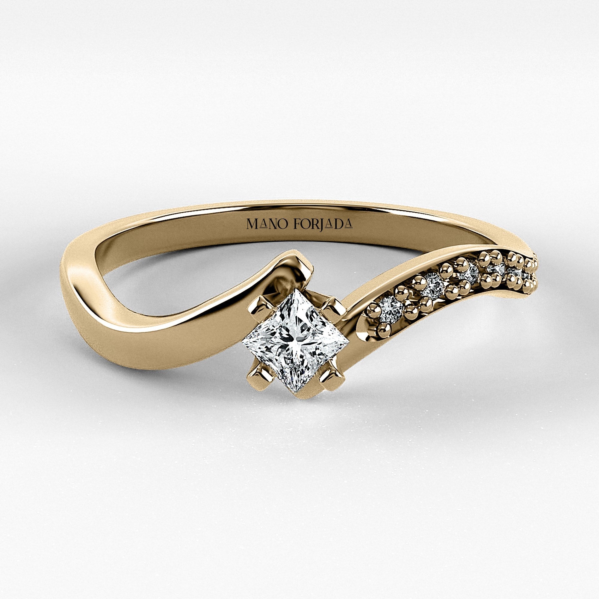 Promesa Brisa corte princesa en oro amarillo, vista frontal