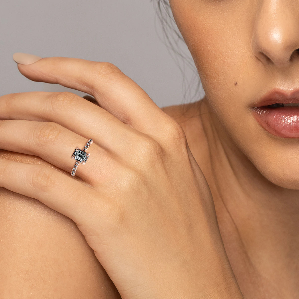 Anillo de Compromiso Supremo - Esmeralda en oro rosa - vista 4